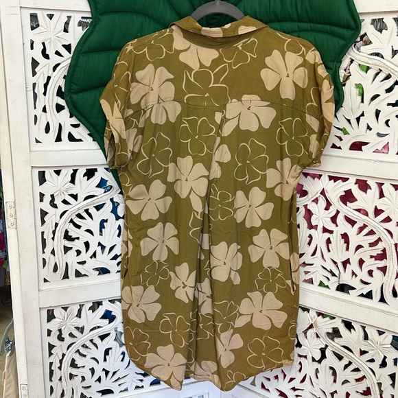 Honi Hawai’i puakenikeni button down dress, tan/olive color. Size M. pockets. - Picture 3 of 4